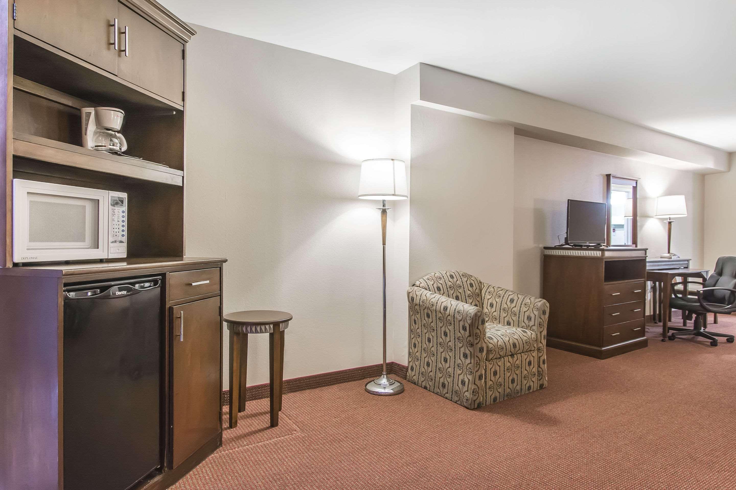 Econo Lodge *
